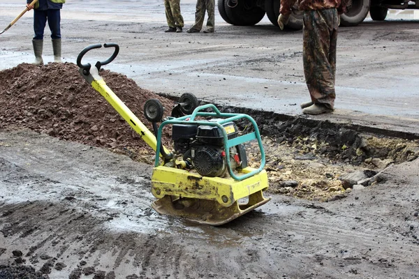 Працівник Дорожнього Будівництва Насичує Ґрунт Компактним Віброплитом Перед Тим Асфальтувати — стокове фото