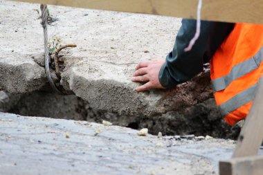 Beton levhayı indirmek ve tamir sırasında su borularının zarar görmesini engellemek. raporlama