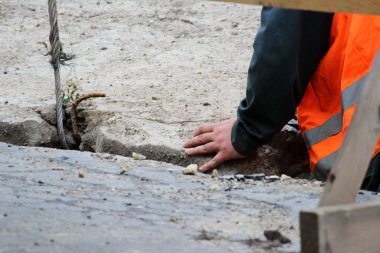 Beton levhayı indirmek ve tamir sırasında su borularının zarar görmesini engellemek. raporlama