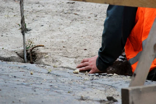 Menurunkan Lempengan Beton Dan Menciptakan Perlindungan Saluran Pipa Air Dari — Stok Foto