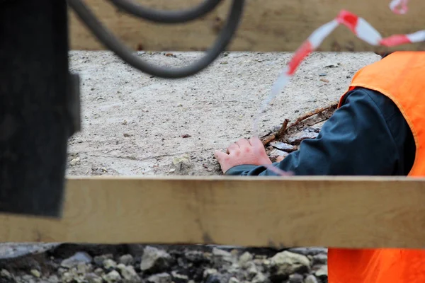 Beton levhayı indirmek ve tamir sırasında su borularının zarar görmesini engellemek. raporlama