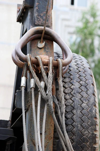 Hidrolik Sistem Cihaz Metal Halkalar Sarı Yükleyiciye Çelik Kablolarla Bağlanmış — Stok fotoğraf