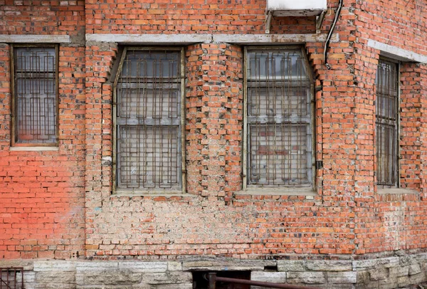 Červená Cihlová Obytná Budova Obdélníkovými Okny Chráněnými Kovovým Grilem Gatčína — Stock fotografie