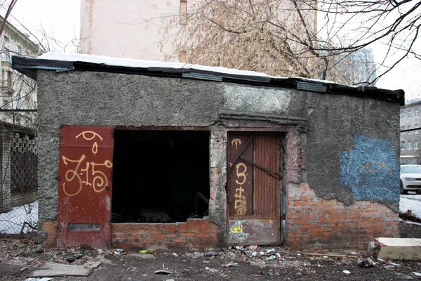 Заброшенный кирпичный старый дом без окна, оштукатуренный цементом с граффити в виде глаза на синем фоне. Тусовка для бездомных и наркоманов. Петербург, Россия — стоковое фото