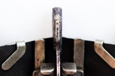 Eski Sovyet daktilosu yakında. Sözcükler olmadan içi boş kağıt dolu. Makro. Harf yazdırma anı.