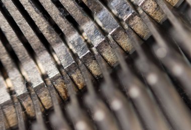 Harf, sayı ve noktalama işaretleri olan çekiçler. Eski Sovyet daktilosunun iç yapısı.