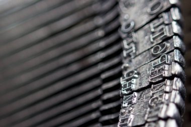 Harf, sayı ve noktalama işaretleri olan çekiçler. Eski Sovyet daktilosunun iç yapısı.