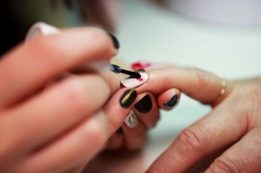 manikür için yaşlı bir kadın. yaşlılık güzellik. yaş cilt