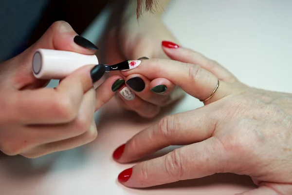 Manicure voor een oudere vrouw. de schoonheid van de ouderdom. leeftijd huid — Stockfoto