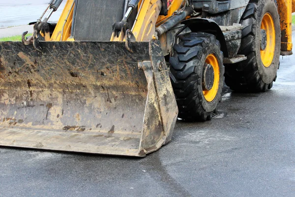 Hoja topadora del tractor. Extensión de reparación de carreteras en Gatchina, Rusia. reportaje . — Foto de Stock