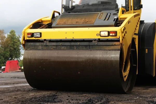 Gran pista de patinaje de construcción pavimentó la sección de carreteras. Rusia, entrada en la ciudad de Gatchina — Foto de Stock