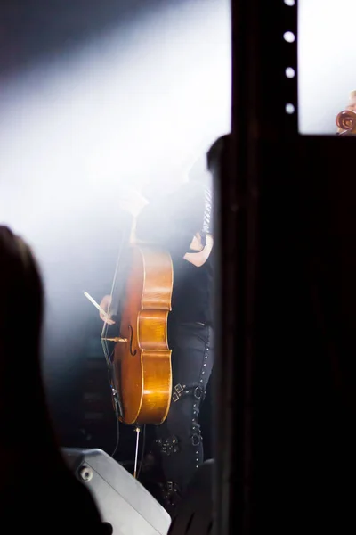 Muž hudebník s violoncellem na jevišti. reportáž — Stock fotografie