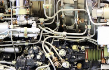 Uçak motorunun iç yapısı, hidrolik, yakıt boruları ve diğer donanım ve donanım, ordu havacılığı, askeri hava ve uzay endüstrisi ile. Müze parçası