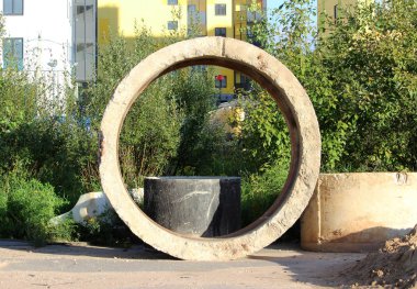 Kanalizasyon oluşturmak için beton silindirik halkalar, yolun genişleme ve onarımının yapıldığı yerin yakınında yer almaktadır. Gatchina.