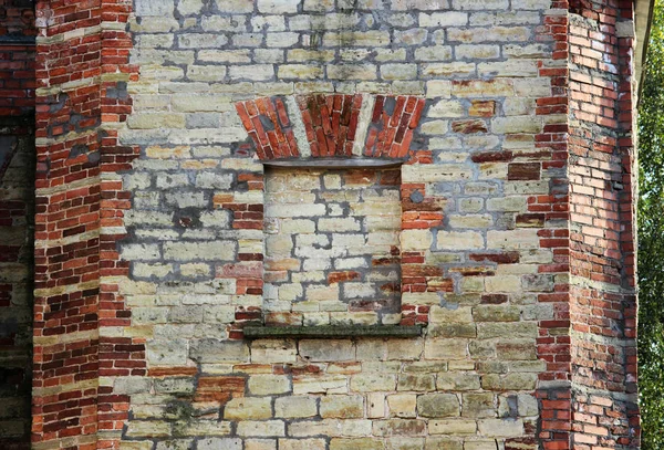 Ein Fragment eines alten Backstein- und Kalksteingebäudes. Torchina. Russland — Stockfoto