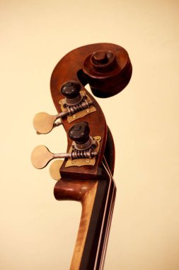 Kontrbas boyutu ikinci büyük ve yaygın olarak kullanılan telli müzik aletleri ses ikinci en düşük