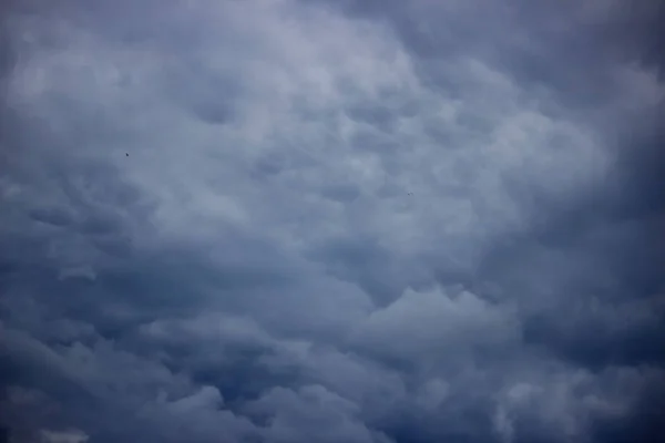 Cloudy sky and black clouds before the rain — Stock Photo, Image