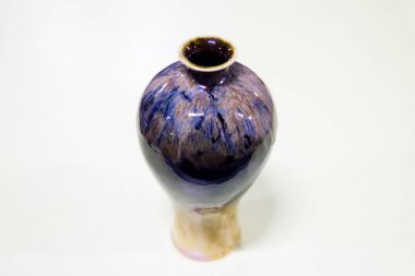 Çömlekçilerle tanışmak. Çaylak seramikçiler için eğitim kursları. Rapor veriyorum. Güzel seramik vazo, jöleli.