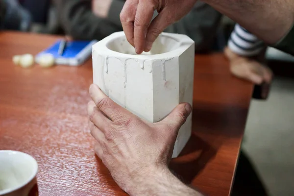 Meeting potters. training courses for novice ceramists. the master potter with 15 years of experience shows a gypsum plaster mold for making many ceramic cups. reportage. — Stock Photo, Image
