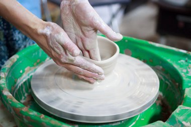 Çömlekçilikle ilgili ilk derste acemi bir öğrenci çömlekçi çarkında kilden bir ürün yapmaya çalışır. Rapor veriyorum. Yanlış el ayarı