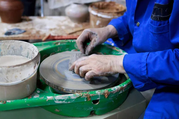 Um estudante novato na primeira lição de cerâmica tenta fazer um produto de barro na roda de um oleiro. comunicação de informações — Fotografia de Stock