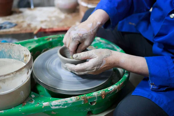 陶芸の最初のレッスンで初心者の学生は、陶芸家のホイール上の粘土から製品を作るしようとします。報告書. — ストック写真