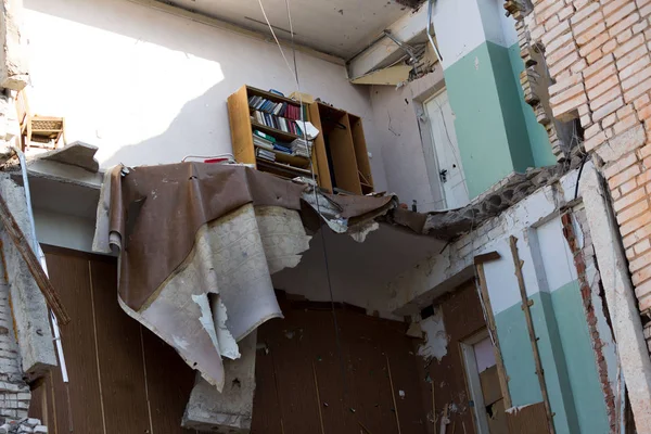 Destruction by an explosion in a high-rise building. concept of natural disasters, anti-terrorism and the explosion of domestic gas. inaccessible bookcase — Stock Photo, Image