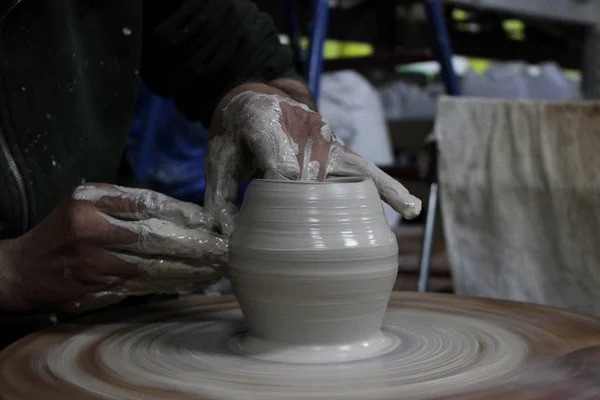 13年の経験を持つ職人は、陶芸家のホイールにシリンダーをネジ止めします-セラミック製品と指の基本的な形は鍋を形成しました。正しい手の設定. — ストック写真
