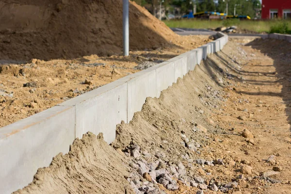 Reparatie van de stoep, installeren stoepranden in de buurt van de weg voor het leggen van bestrating platen. — Stockfoto