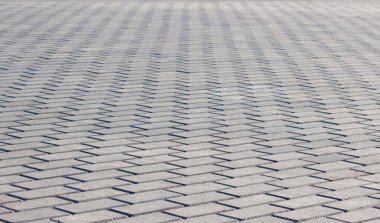 Profesyonel olarak şehir topraklarının geniş bir kısmına asfalt döşemek, batan akşam güneşinin altında güzel bir şekilde parlamak.