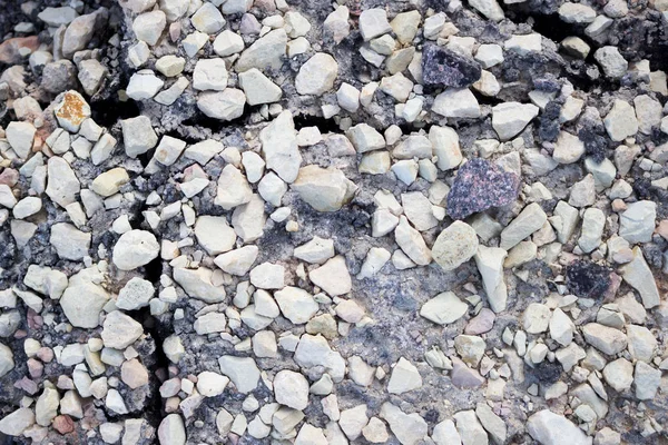 Strato di asfalto, vista dal retro. pietre ghiaia fusa nella lastra di asfalto. Smontaggio della vecchia strada — Foto Stock