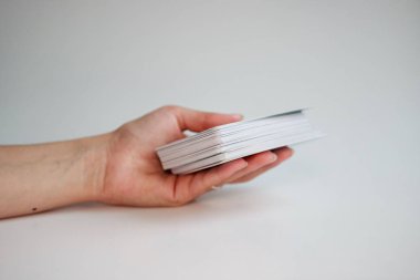 falcılar elleri altın bir arka plan üzerinde tarot kartları bir deste tutun. 63 tam oracle güverte.