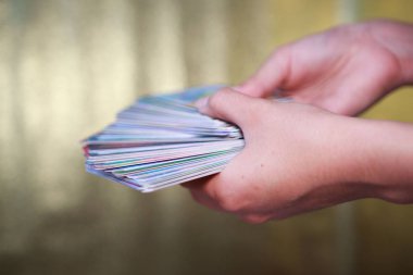 falcılar elleri altın bir arka plan üzerinde tarot kartları bir deste tutun. 63 tam oracle güverte.