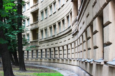 St Petersburg kentinde bir evin panoramik görünümü. Çeşitli balkonlu mimari çözüm. Bej renkli alçı. Yaz