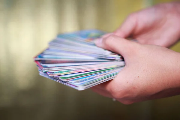 falcılar elleri altın bir arka plan üzerinde tarot kartları bir deste tutun. 63 tam oracle güverte.