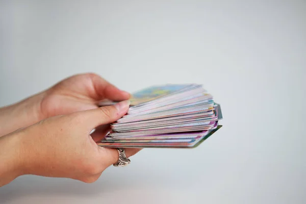 falcılar elleri altın bir arka plan üzerinde tarot kartları bir deste tutun. 63 tam oracle güverte.