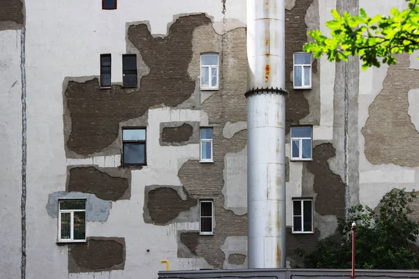 Old historic house in the city of St. Petersburg with a lot of patches of gray. Shades of Grey. concept restoration. — Stock Photo, Image