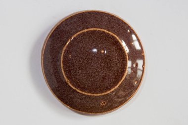 Kahverengi parlak parıltılı yuvarlak kil sondası.