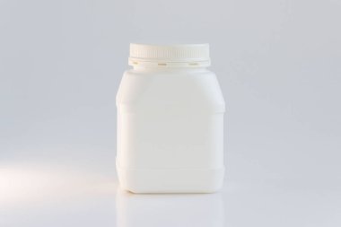 Beyaz arka planda kapağı olan beyaz plastik kavanoz