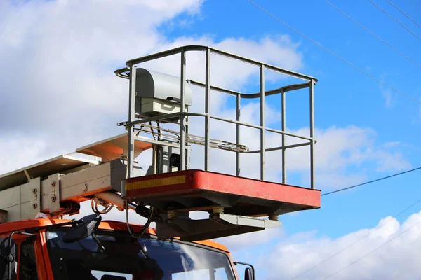 Cradle and elevator on a machine for high-altitude work. construction and repair equipment. — Stock Photo, Image