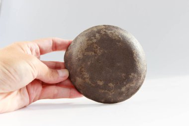 Ejderha gözü şeklinde küçük bir tabak, Nerikomi 'nin iki kilosunu karıştırma tekniği kullanılarak yapılır..