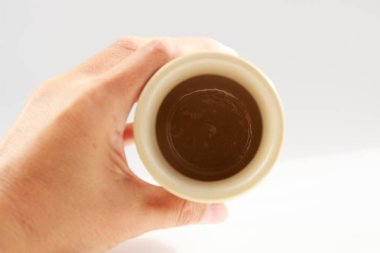 Şeffaf cila kaplı bej kil dikenli küçük vazo. Hasat günü için hediye.