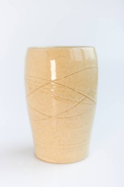 Beyaz arka planda bej vazo. Minimalizm tarzı. iç dekorasyon.