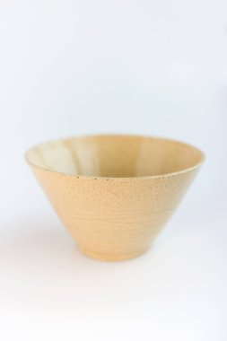 Beyaz arka planda bej kil plaka. Minimalizm tarzı. El yapımı.