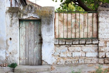 Kır evinde ahşap kapı ve eski çitler. Köy yaşam dokuları.