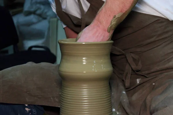 有经验的陶工在陶工的轮子上做一个大花瓶。 黏土产品。 一个陶工的手。 报告射击事件. — 图库照片