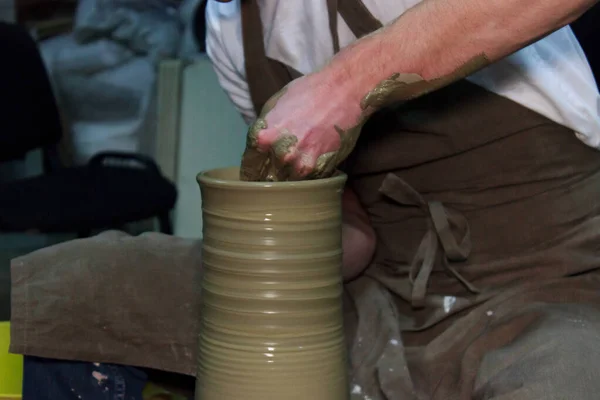 Experienced potter makes a large vase on a potter's wheel. clay product. hands of a potter. reportage shooting. — Stock Photo, Image