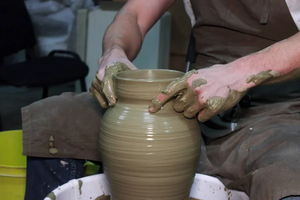 Potier expérimenté fait un grand vase sur une roue de potier. produit d'argile. mains d'un potier. tournage de reportage . — Photo