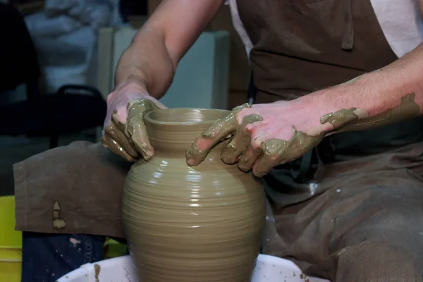 ベテランの陶芸家がろくろに大きな花瓶を作っています。粘土製品だ陶芸家の手だレポート撮影. — ストック写真