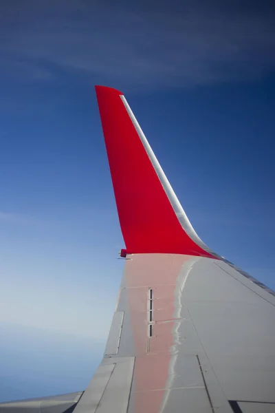 Vista da janela de um avião de passageiros e sua asa. — Fotografia de Stock